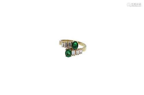 18k gold ring with 1,5ct emeralds and approx. 0,60ct baguett...