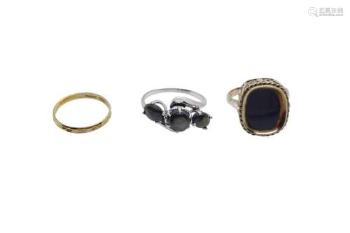 A jewellery lot comprising of two 14k gold rings and a 18k g...