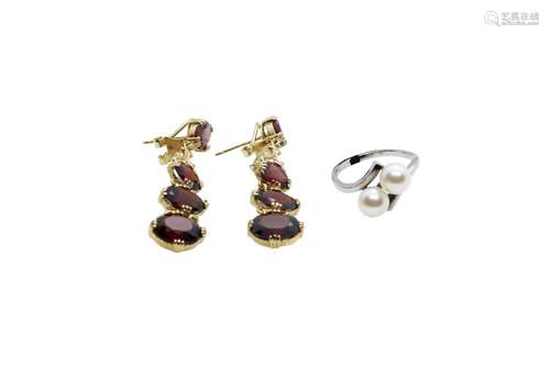 A Jewellery lot comprising of a pair of 14k gold garnet earr...