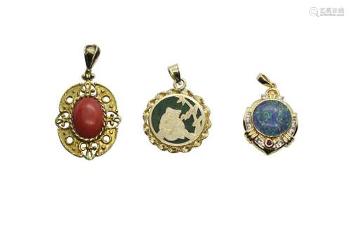 A jewellery lot comprising of three 14k gold pendants