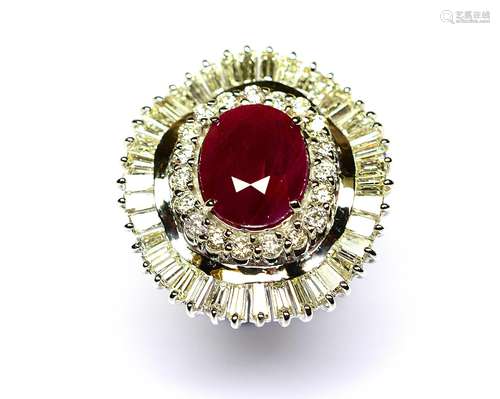 Importante bague jupe Or blanc soutenant un rubis Naturel Bi...