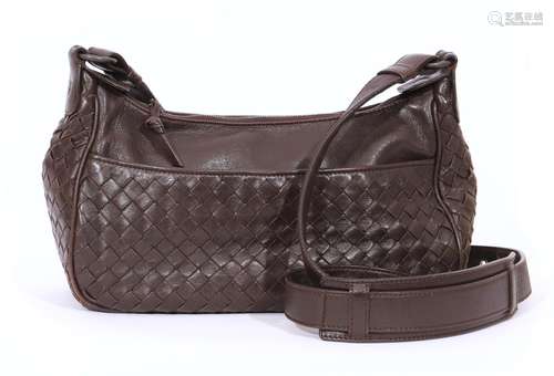 Bottega Veneta Sac bandoulière en cuir brun « Intrecciato »....