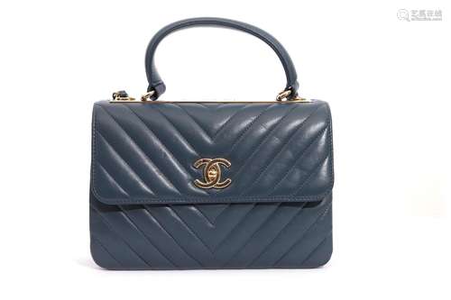 CHANEL Sac modèle Coco Handle Chevrons 2019-2020, en cuir bl...