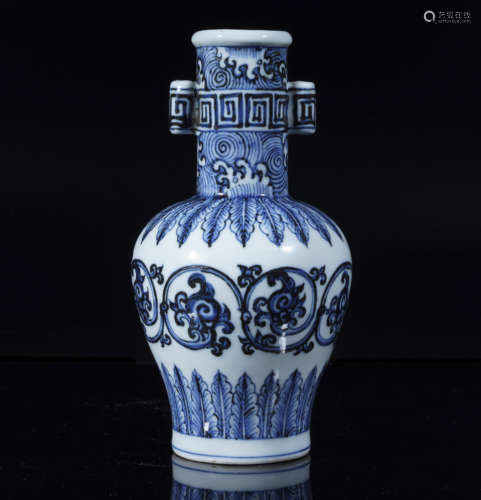 Xuande Blue and White Arrow Vase