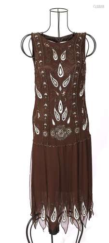 Robe "Charleston" En mousseline brun et sequin. Mo...