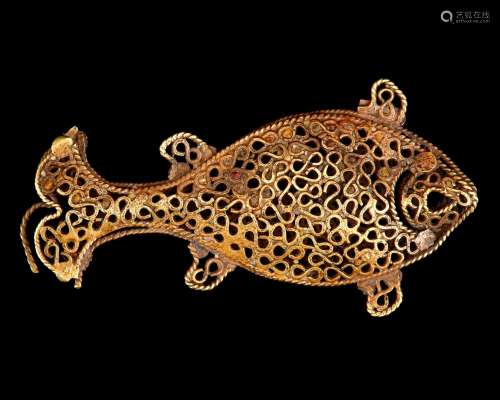 A FATIMID GOLD OPENWORK FISH, 11TH CENTURY