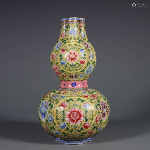 Famille Rose Three-Spouts Double-Gourd-Shape Vase