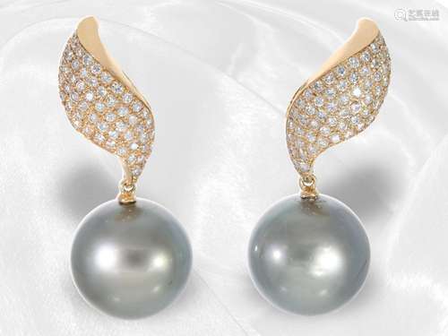 Earrings: high quality Tahiti cultured pearl earrings with d...