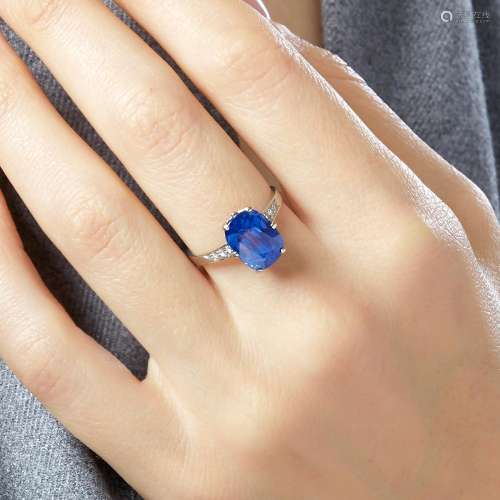 BAGUE SOLITAIRE SAPHIR A 7,55 carats ovale sapphire, round d...