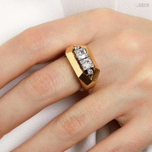 MAUBOUSSIN - ANNEES 1940 BAGUE CHEVALIERE DIAMANTS A diamond...