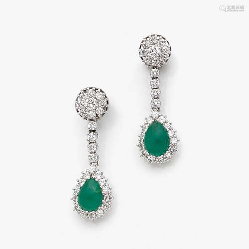 ANNEES 1970 PAIRE DE PENDANTS D'OREILLES EMERAUDES A pe...