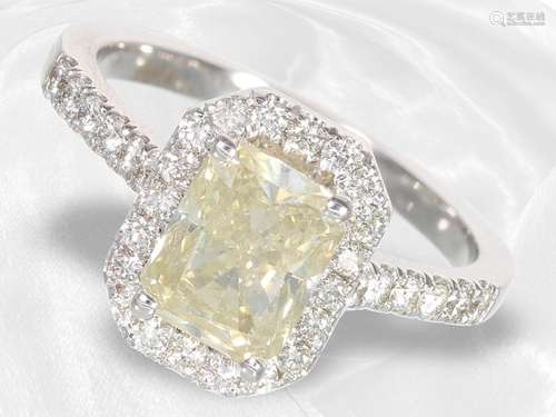 Ring: attractive diamond ring with light yellow diamonds of ...