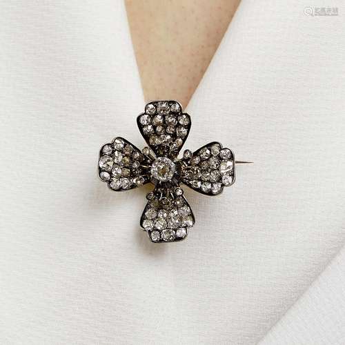 TRAVAIL FRANCAIS - ANNEES 1860 BROCHE FLEUR DIAMANTS A diamo...