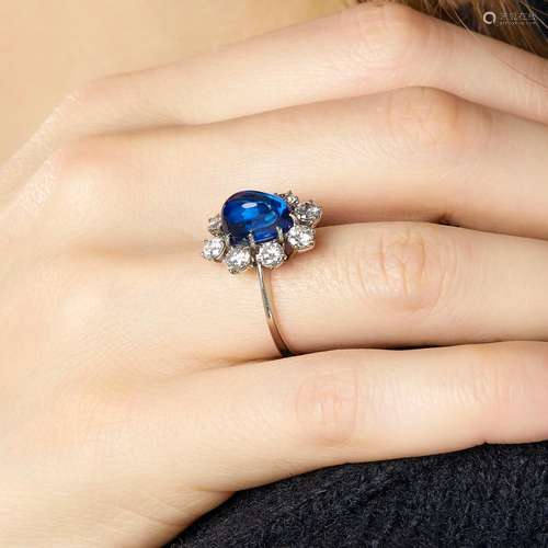 BAGUE SAPHIR CABOCHON A 6,52 carats sapphire cabochon, diamo...