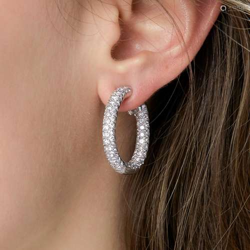 PAIRE DE CREOLES DIAMANTS A diamond and 18K white gold pair ...