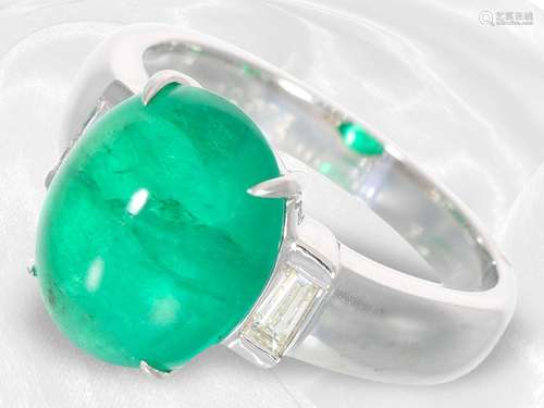 Ring: as new and unworn emerald ring with diamonds, total ap...