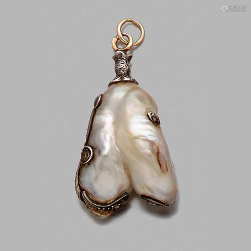 ANNEES 1900 PENDENTIF SOUFFLURE DE PERLE A hollow pearl (not...