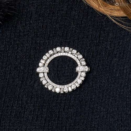 ANNEES 1930 BROCHE RONDE DIAMANTS A diamond, platinum and 18...