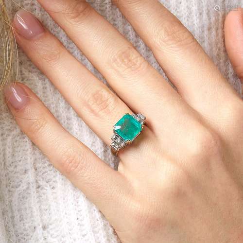 BAGUE EMERAUDE CARREE An emerald, diamond and 18K yellow gol...