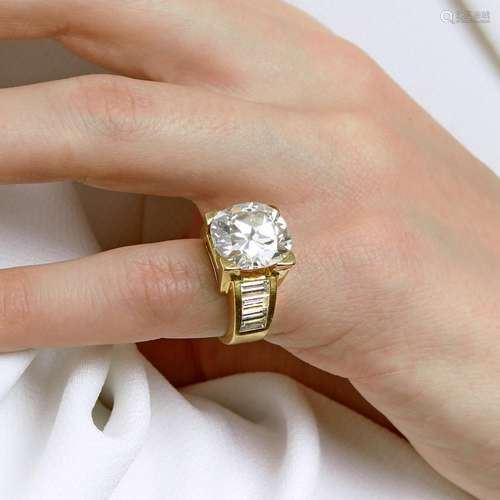 A 8,02 carats diamond ring, on an 18K yellow gold mount set ...