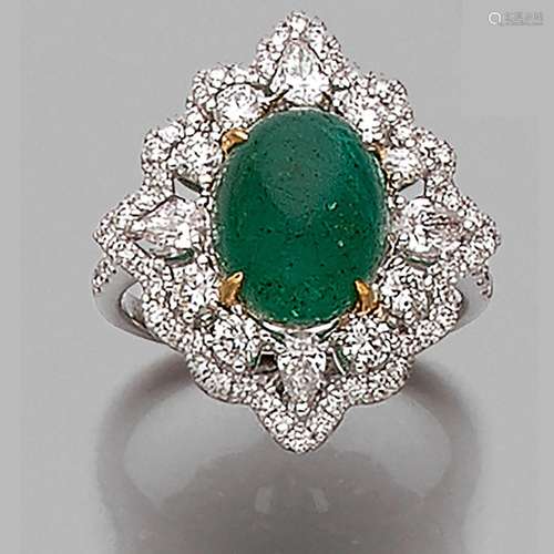 BAGUE MARQUISE EMERAUDE CABOCHON An emerald, diamond and 18K...