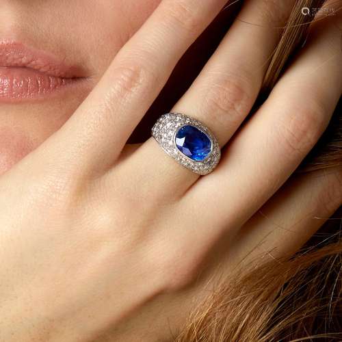 BAGUE DÔME SAPHIR A 3,45 carats sapphire, diamond and 18K wh...