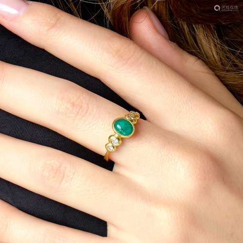 BAGUE CABOCHON EMERAUDE An emerald, diamond and 18K yellow g...