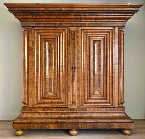 Cabinet with protruding corners, Ba