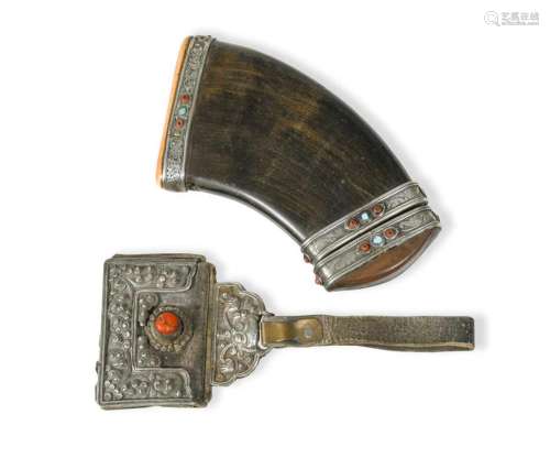 A Tibetan carved horn and silver mounted snuff mull and lid,...