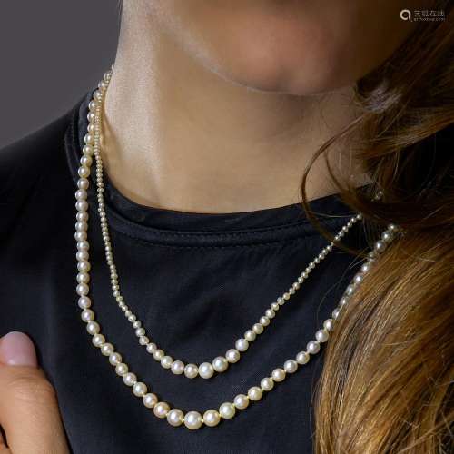DEUX COLLIERS PERLES FINES Two natural pearl (not tested) an...