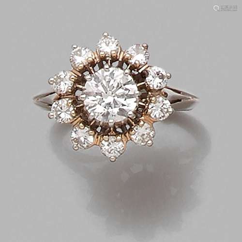 BAGUE MARGUERITE DIAMANTS A 0,82 carat diamond and 18K white...