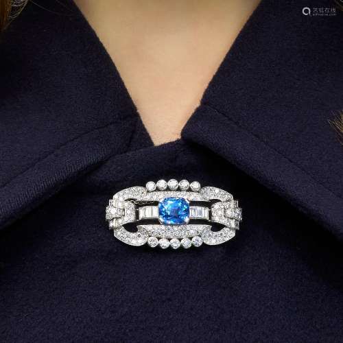 An Art Deco brooch set with diamonds and a 5,96 carat cushio...