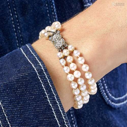 BRACELET PERLES DE CULTURE A cultured pearl, imitation stone...