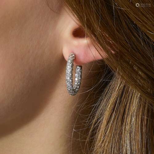 PAIRE DE CREOLES DIAMANTS A diamond and 18K white gold pair ...
