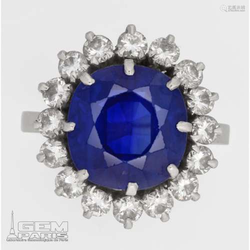 An important ring set with a cushion shape sapphire of 8,76 ...