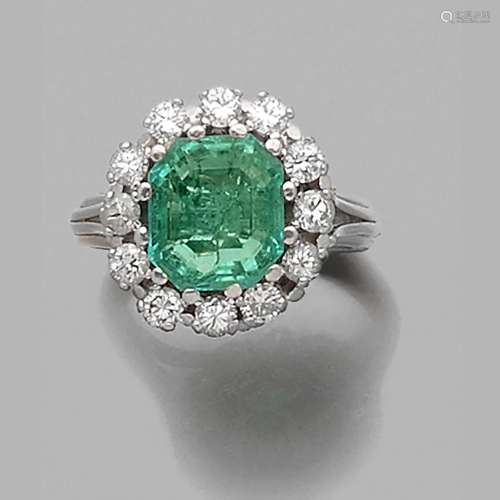 BAGUE EMERAUDE ET DIAMANTS An emerald, diamond and 18K white...