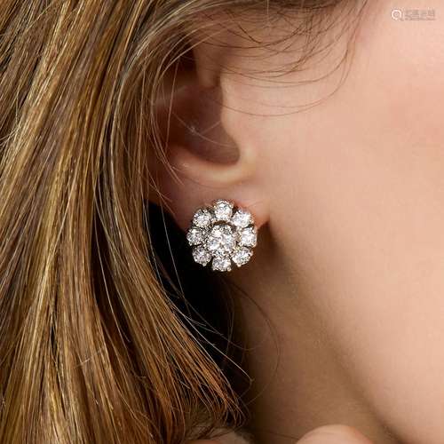 PAIRE DE MOTIFS D'OREILLES DIAMANTS A diamond and 18K w...