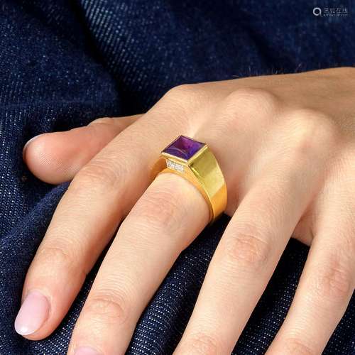 An amethyst, diamond and 18K yellow gold man's ring, ci...