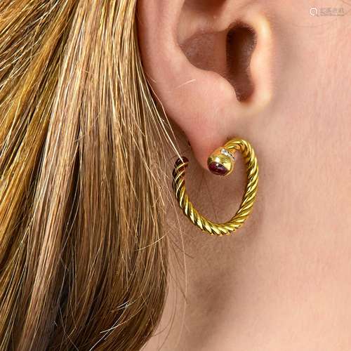 PAIRE DE CREOLES RUBIS A ruby and 18K yellow gold pair of ho...