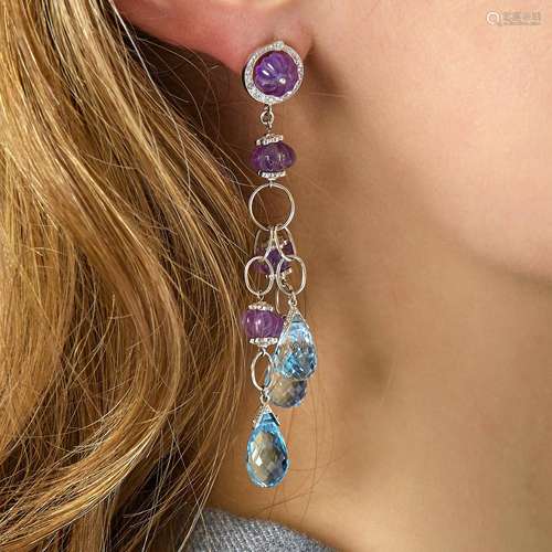 PAIRE DE PENDANTS TOPAZES BLEUES ET AMETHYSTES A blue topaz,...