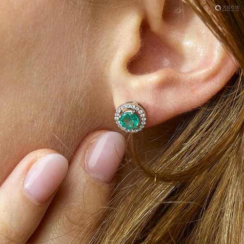 PAIRE DE MOTIFS D'OREILLES EMERAUDES A diamond, emerald...