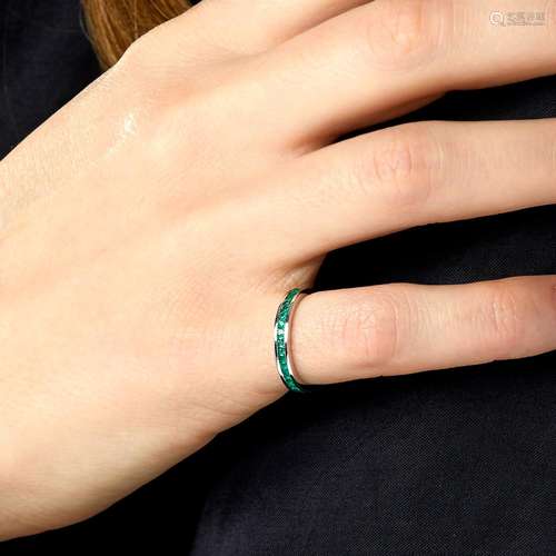 ALLIANCE EMERAUDES An emerald and platinum eternity ring. Gr...