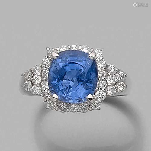 BAGUE SAPHIR 4,75 CARATS A 4,75 carats sapphire, diamond and...