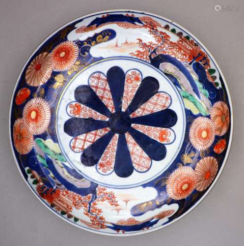 Grand plat circulaire en porcelaine à décor Imari.…