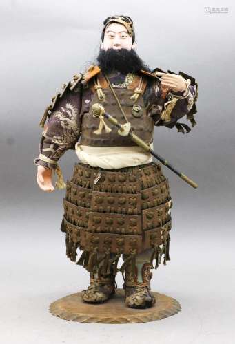 Poupée représentant un samouraï en armure. Porcela…
