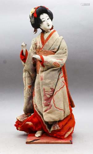 Poupée représentant une geisha. Bois et textile. J…