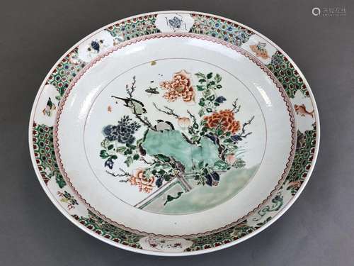 Grand plat circulaire en porcelaine et émaux de la…