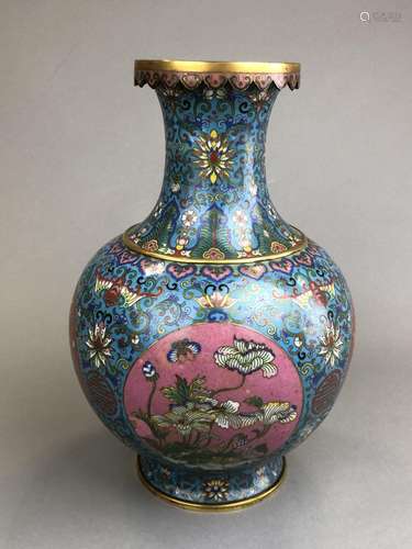 Vase en bronze doré et émaux cloisonnés ploychrome…