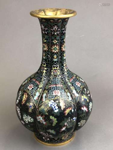 Vase en bronze doré et émaux cloisonnés polychrome…