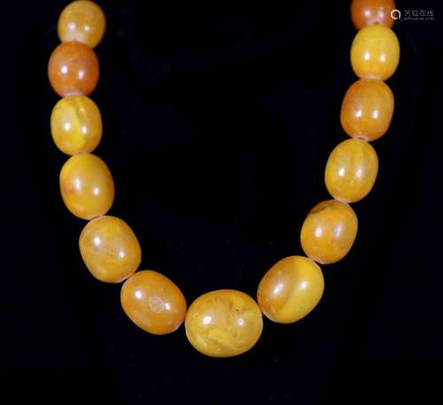 A single strand graduated oval amber bead necklace, 84cm, gr...